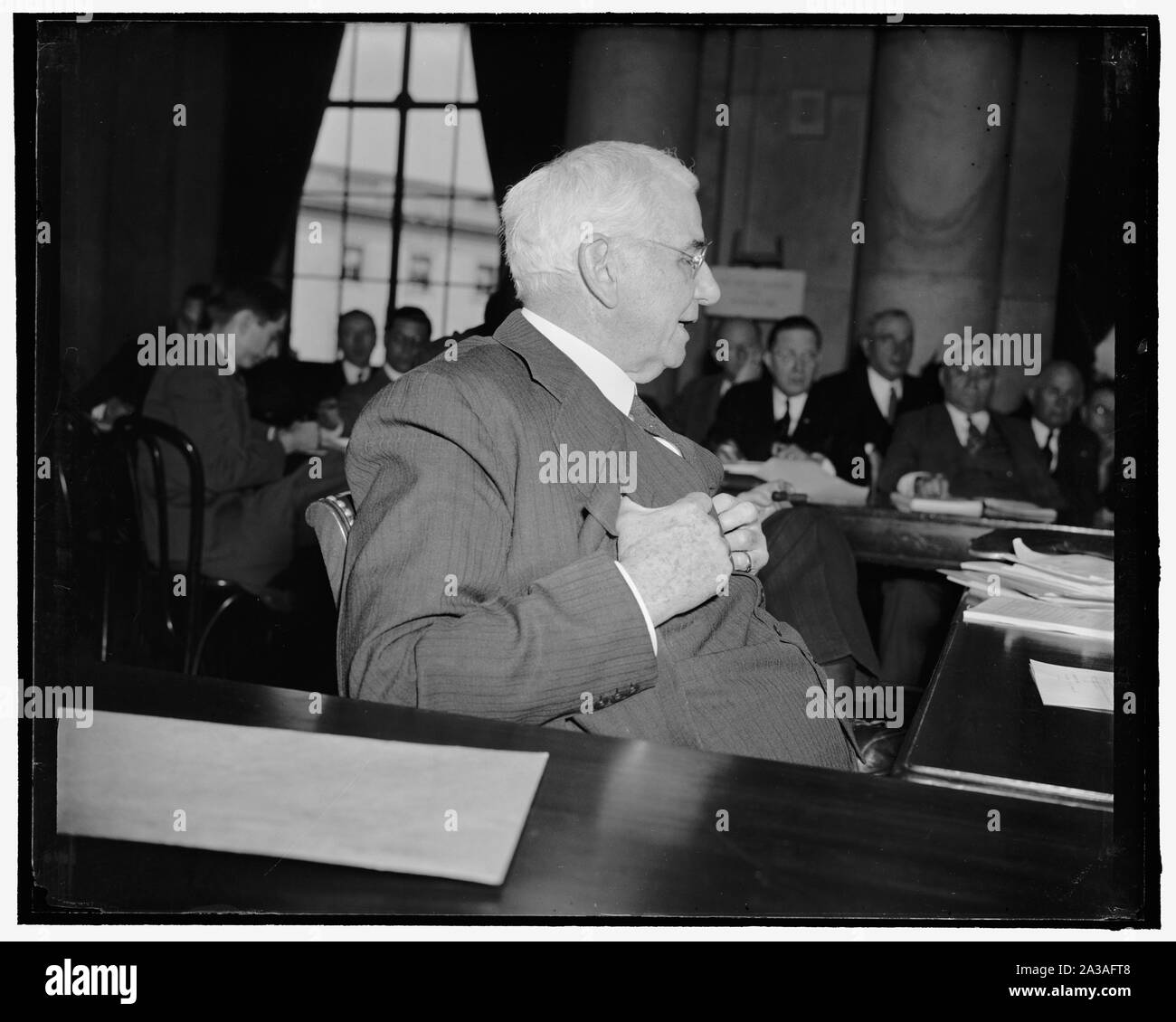Senat Interstate Commerce Committee öffnet Anhörungen heute auf Transport. Washington, D.C., den 3. April. Der Senat Interstate Commerce Committee hatte heute für eine Reihe von Anhörungen auf öffentliche Verkehrsmittel Probleme, aber die news Wert wurde wesentlich durch das Auftreten von Robert Montgomery in einem anderen Ausschuß gleichzeitig überschattet. Carl R. Grau, Vorsitzender des Ausschusses des Präsidenten von sechs auf Eisenbahnen, sagte vor dem Ausschuss, dass seine Fraktion der Ansicht, dass eine unabhängige Transport Board erforderlich ist, alle Verkehrsmittel, die außerhalb der ICC-Zuständigkeit zu regeln. Grau gedrängt Stockfoto