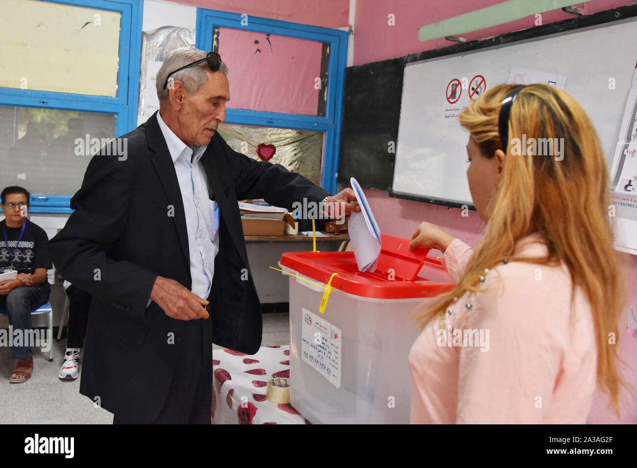Tunis, Tunesien. 06 Okt, 2019. Tunesische älterer Bürger seine Stimmabgabe im Wahllokal während der Parlamentswahlen in Ben Arous. Diese Wahl ist das zweite seit Billigung der neuen Verfassung Tunesiens im Jahr 2014. Credit: SOPA Images Limited/Alamy leben Nachrichten Stockfoto