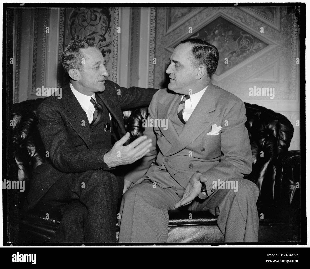 Senat battlers auf reine Politik handeln. Washington, D.C., Mar 7. Im Widerspruch auf dem Senat, seit der Gründung der Limousine, sondern gute persönliche Freunde sind Senatoren Carol Limousine, D. von New Mexico, Autor des Gesetzes zu Reinigen, Politik, und Senator Sherman Minton, dem., von Indiana. Neueste Unterschied zu entwickeln war gestern, als Sen. Miller oder Arkansas eine Änderung die Zähne aus der Akte zu ziehen, so dass der Mitarbeiter zu "freiwillig" Teil in der Politik angeboten. Die Änderung soll auf eine Rechnung, die in den Anwendungsbereich der Rechtsvorschrift zu den USA zu erweitern ausgezahlten staatlichen und städtischen Mitarbeitern angeheftet werden. T Stockfoto