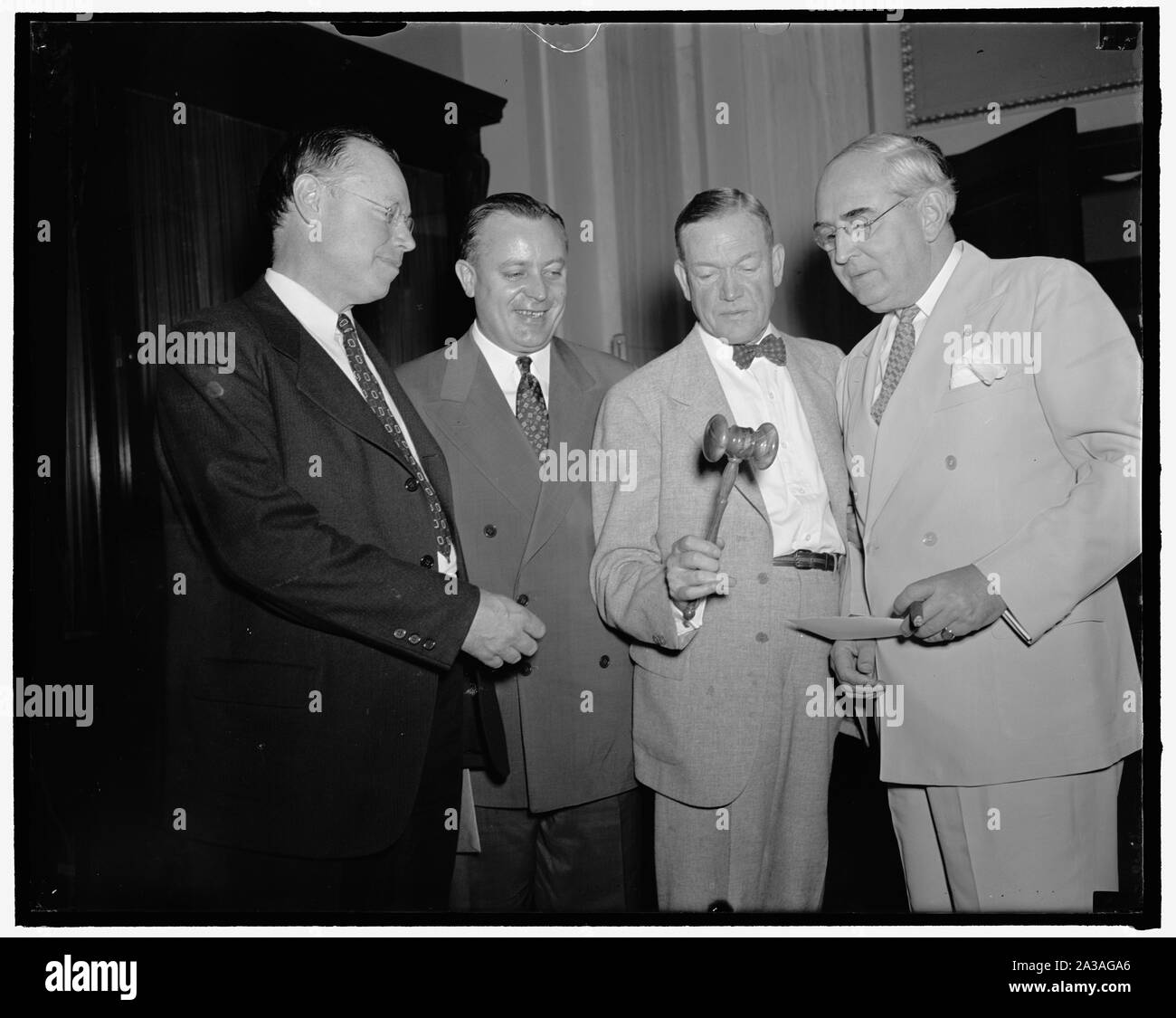 Senat Führer treffen. Washington, D.C., den 6. Juni. Die Republikaner im Senat verabschiedete heute eine Resolution und erklärte, dass der Kongress in der Sitzung der gesamten Europäischen Krieg Not bleiben sollte. 21 Republikaner verliehen für 45 Minuten. Danach, Senator McNary angekündigt" ist die einstimmige Sinn war der Konferenz, dass der Kongress in der Sitzung für die Dauer der Not bleiben sollte." Nach rechts im Bild links: Senator Robert A. Taft, der republikanische Senator von Ohio; Stile Brücken, Republikaner von New Hampshire; Senator Charles McNary, Republikaner von Oregon, und Senator Arthur Vandenberg, Republica Stockfoto
