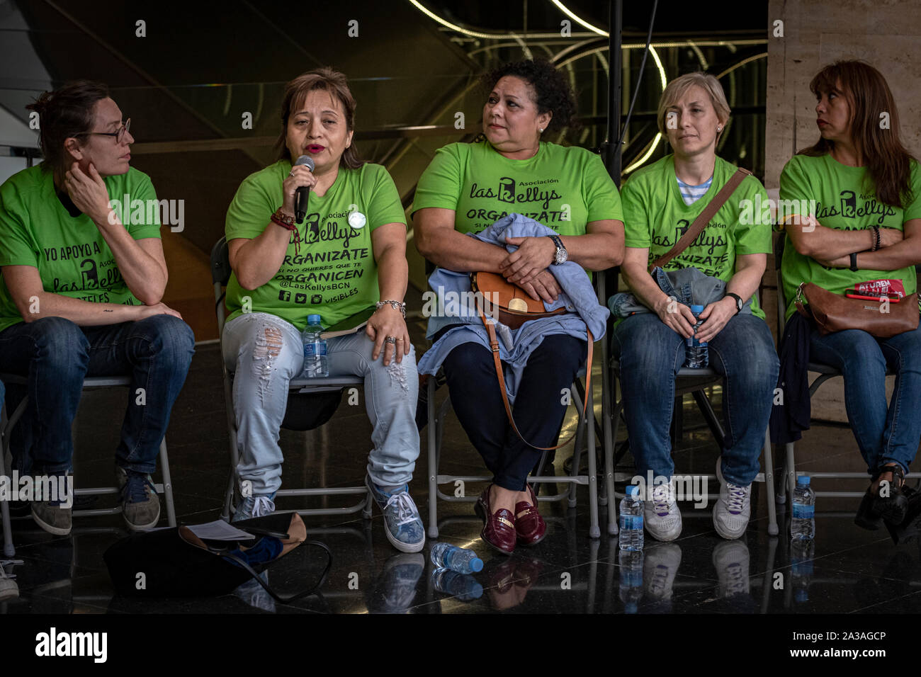 Barcelona, Spanien. 06 Okt, 2019. Die Sprecher der Las Kellys Vereins sind während der Veranstaltung Zuordnung die B-Seite der Tourismus in Barcelona gesehen. Der Verband der Zimmermädchen bekannt als Las Keellys, (die, die sauber) eine Karte der B-Seite der Tourismus in der Stadt an der Kultur Zentrum von Barcelona vorgelegt haben. Die Kellys haben Angeprangert, Arbeitsplatzunsicherheit, gesundheitliche Probleme nicht als Berufskrankheit anerkannt, Zimmerpreis von knapp über 1 Euro, und die dringende Notwendigkeit für ein Qualitätssiegel für touristische Betriebe. Credit: SOPA Images Limited/Alamy leben Nachrichten Stockfoto