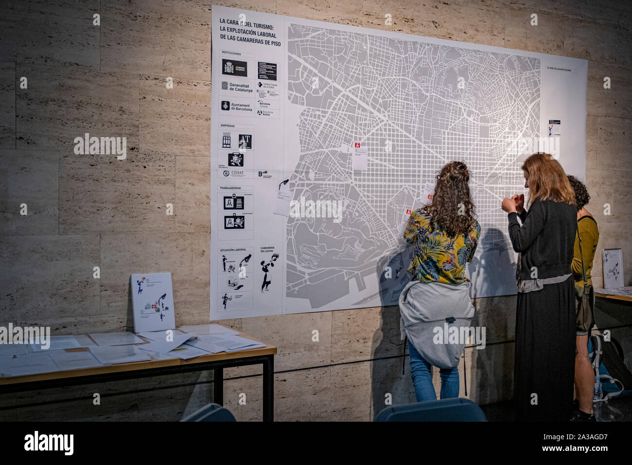 Barcelona, Spanien. 06 Okt, 2019. Menschen an der Veranstaltung in der Zuordnung der B-Seite der Tourismus in Barcelona, dass durch Las Kellys organisiert wurde zusammen. Der Verband der Zimmermädchen bekannt als Las Keellys, (die, die sauber) eine Karte der B-Seite der Tourismus in der Stadt an der Kultur Zentrum von Barcelona vorgelegt haben. Die Kellys haben Angeprangert, Arbeitsplatzunsicherheit, gesundheitliche Probleme nicht als Berufskrankheit anerkannt, Zimmerpreis von knapp über 1 Euro, und die dringende Notwendigkeit für ein Qualitätssiegel für touristische Betriebe. Credit: SOPA Images Limited/Alamy leben Nachrichten Stockfoto