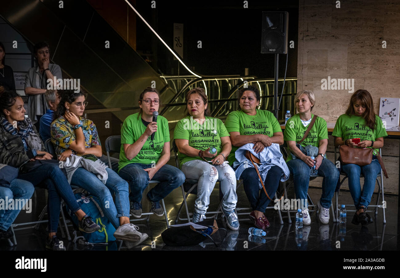 Barcelona, Spanien. 06 Okt, 2019. Die Sprecher der Las Kellys Vereins sind während der Veranstaltung Zuordnung die B-Seite der Tourismus in Barcelona gesehen. Der Verband der Zimmermädchen bekannt als Las Keellys, (die, die sauber) eine Karte der B-Seite der Tourismus in der Stadt an der Kultur Zentrum von Barcelona vorgelegt haben. Die Kellys haben Angeprangert, Arbeitsplatzunsicherheit, gesundheitliche Probleme nicht als Berufskrankheit anerkannt, Zimmerpreis von knapp über 1 Euro, und die dringende Notwendigkeit für ein Qualitätssiegel für touristische Betriebe. Credit: SOPA Images Limited/Alamy leben Nachrichten Stockfoto