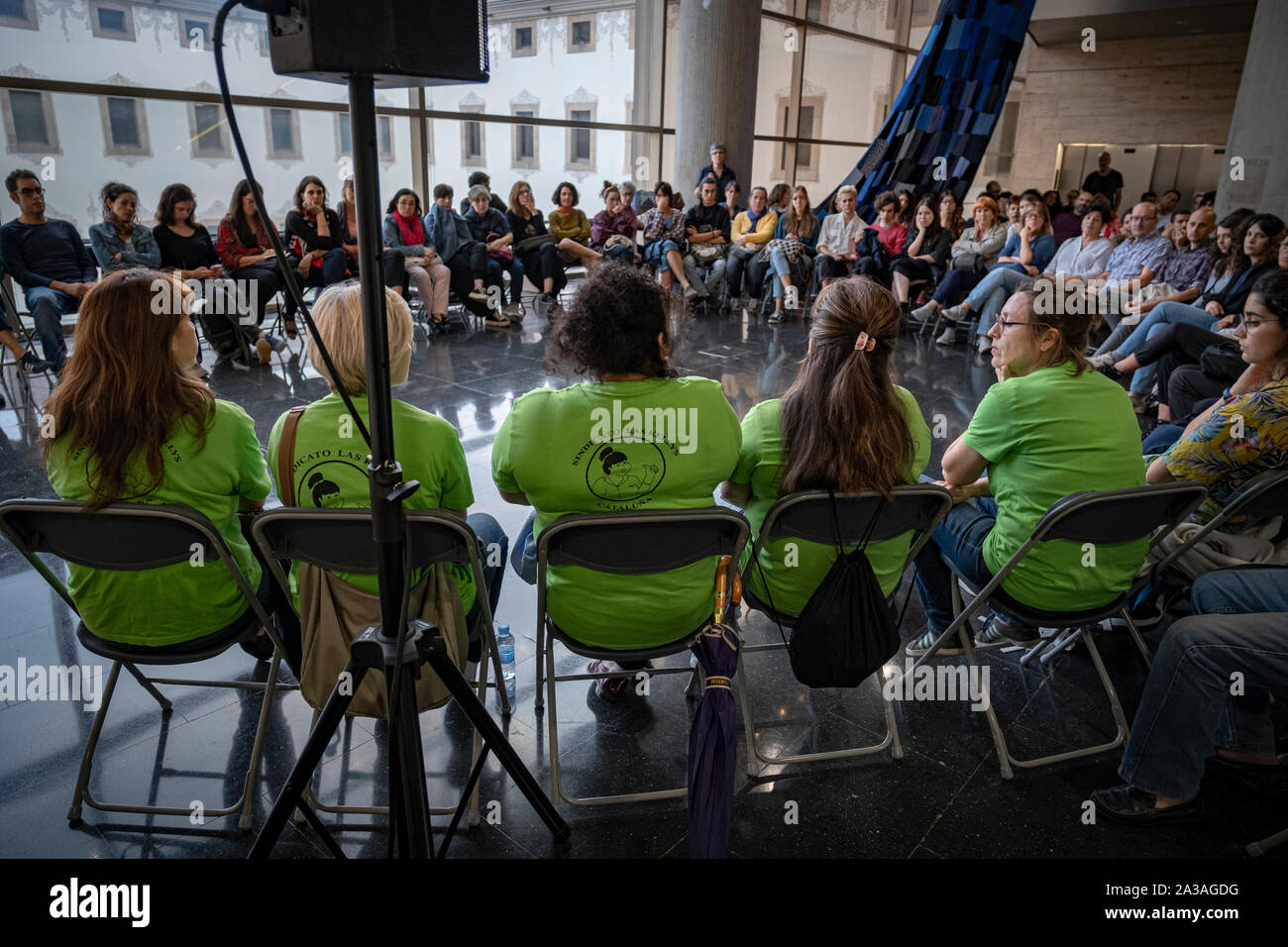 Barcelona, Spanien. 06 Okt, 2019. Die Sprecher der Las Kellys Vereins sind während der Veranstaltung Zuordnung die B-Seite der Tourismus in Barcelona gesehen. Der Verband der Zimmermädchen bekannt als Las Keellys, (die, die sauber) eine Karte der B-Seite der Tourismus in der Stadt an der Kultur Zentrum von Barcelona vorgelegt haben. Die Kellys haben Angeprangert, Arbeitsplatzunsicherheit, gesundheitliche Probleme nicht als Berufskrankheit anerkannt, Zimmerpreis von knapp über 1 Euro, und die dringende Notwendigkeit für ein Qualitätssiegel für touristische Betriebe. Credit: SOPA Images Limited/Alamy leben Nachrichten Stockfoto
