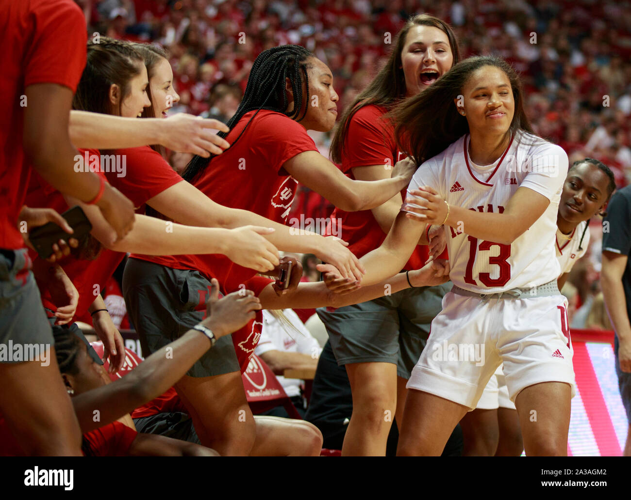 Bloomington, USA. 05 Okt, 2019. Basketball der Indiana Universität Frauen player, Jaelynn Penn gratuliert durch ihre Mannschaftskameraden beim Konkurrieren in den drei-Punkt Schuß Wettbewerb während Hoosier Hysterie. Die Hoosier Hysterie Veranstaltung offiziell startet die basketballsaison an der Indiana Universität, dessen Mannschaft fünf nationale Abteilung 1 NCAA Basketball Titel gewonnen hat. Credit: SOPA Images Limited/Alamy leben Nachrichten Stockfoto