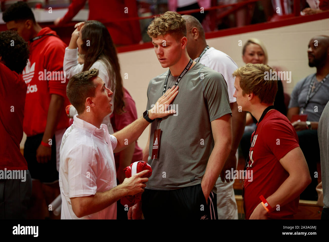 Bloomington, USA. 05 Okt, 2019. Indiana Universität Basketball rekrutieren, Kaleb Furst Besuche der Aula während Hoosier Hysterie. Die Hoosier Hysterie Fall tritt offiziell weg Der basketballsaison an der Indiana Universität, dessen Mannschaft fünf nationale Abteilung 1 NCAA Basketball Titel gewonnen hat. Credit: SOPA Images Limited/Alamy leben Nachrichten Stockfoto