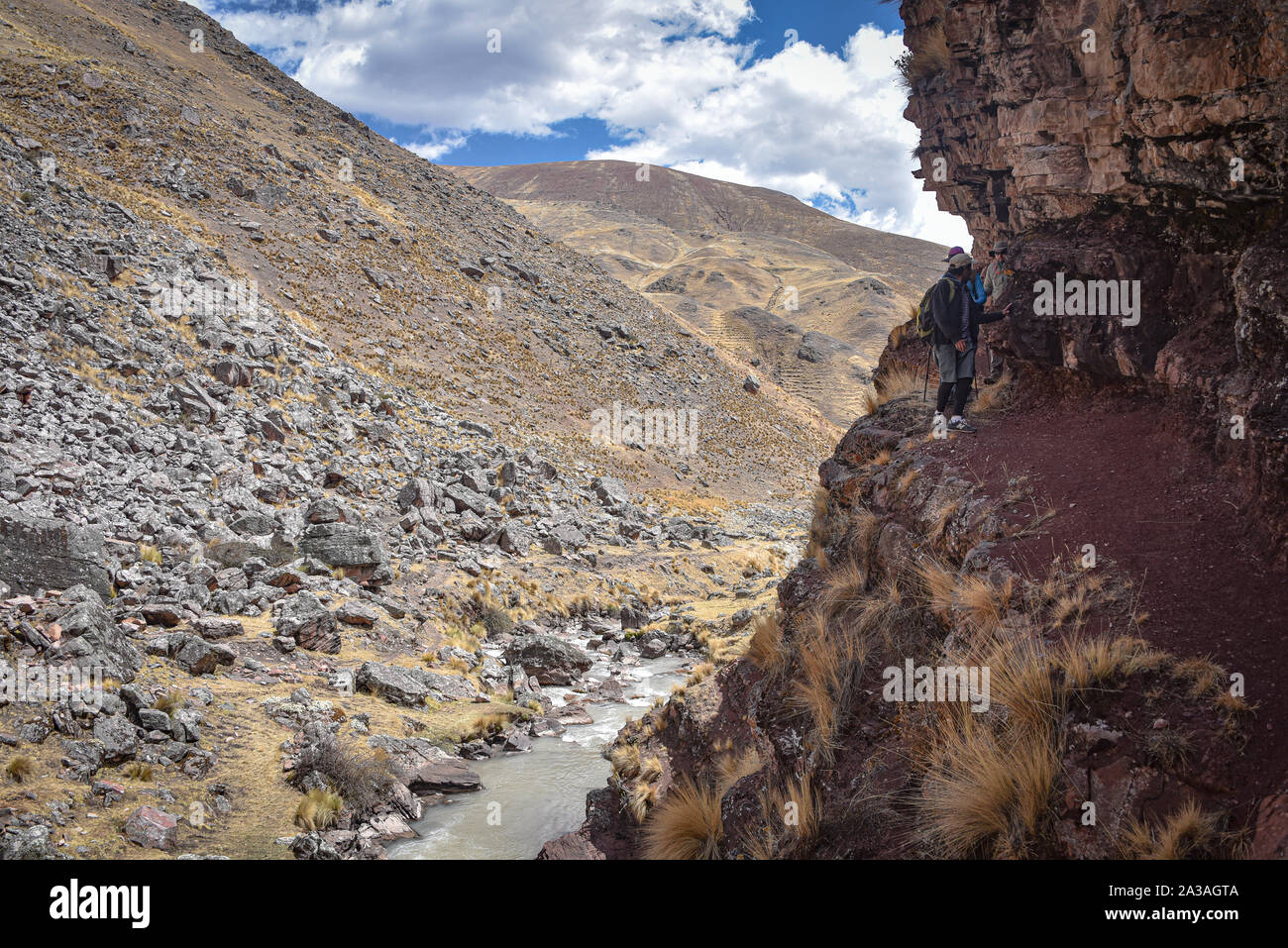 Der Rio Chillcamayu schlängelt sich durch ein Tal in der Nähe von Ausungate, Cusco Stockfoto