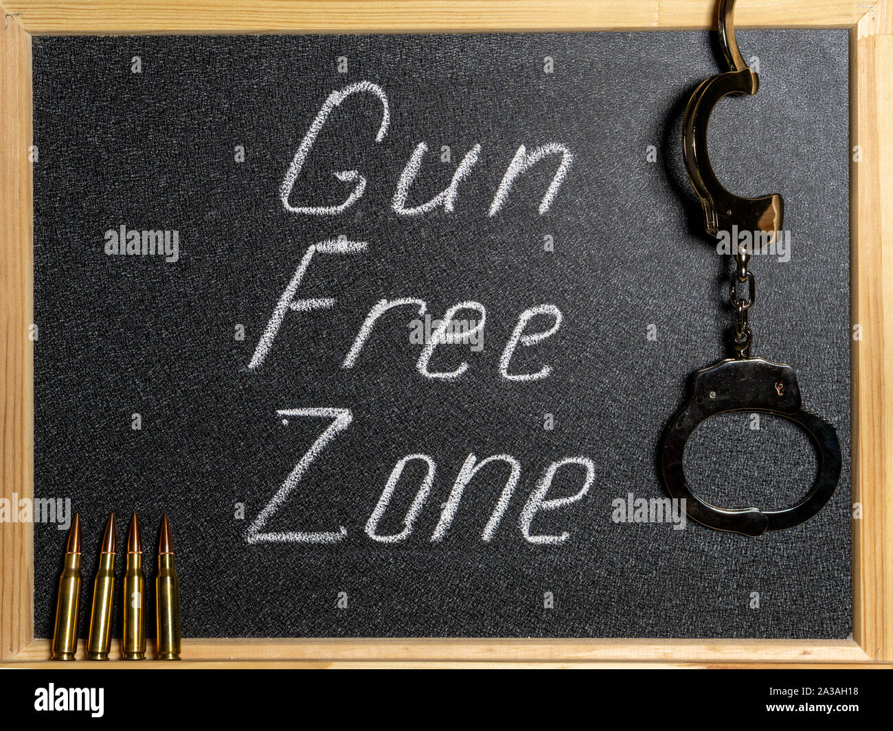 Inschrift Gun-freie Zone im Chalk, Handschellen und Patronen auf einer Schule Blackboard Stockfoto