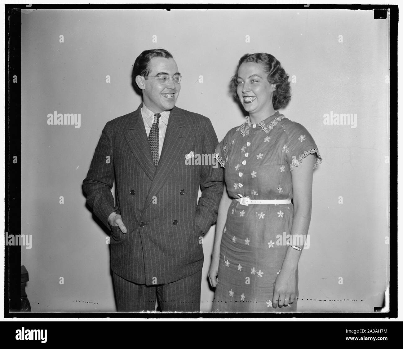 Senator Holt und Schwester Jane. Washington D.C., am 29. Juli. Miss Jane Holt ist mit ihrem Bruder Senator Rush Holt (Demokrat) von West Virginia gezeigt. Miss Holt, wurde als Sekretär und die Hostess für Ihr Senator Bruder für die letzten zwei Jahre ihr Engagement für Ralph K. Chase, Rechtsanwalt, mit dem maritimen Kommission verkünden, wurde es heute gelernt, 7/29/37 Stockfoto
