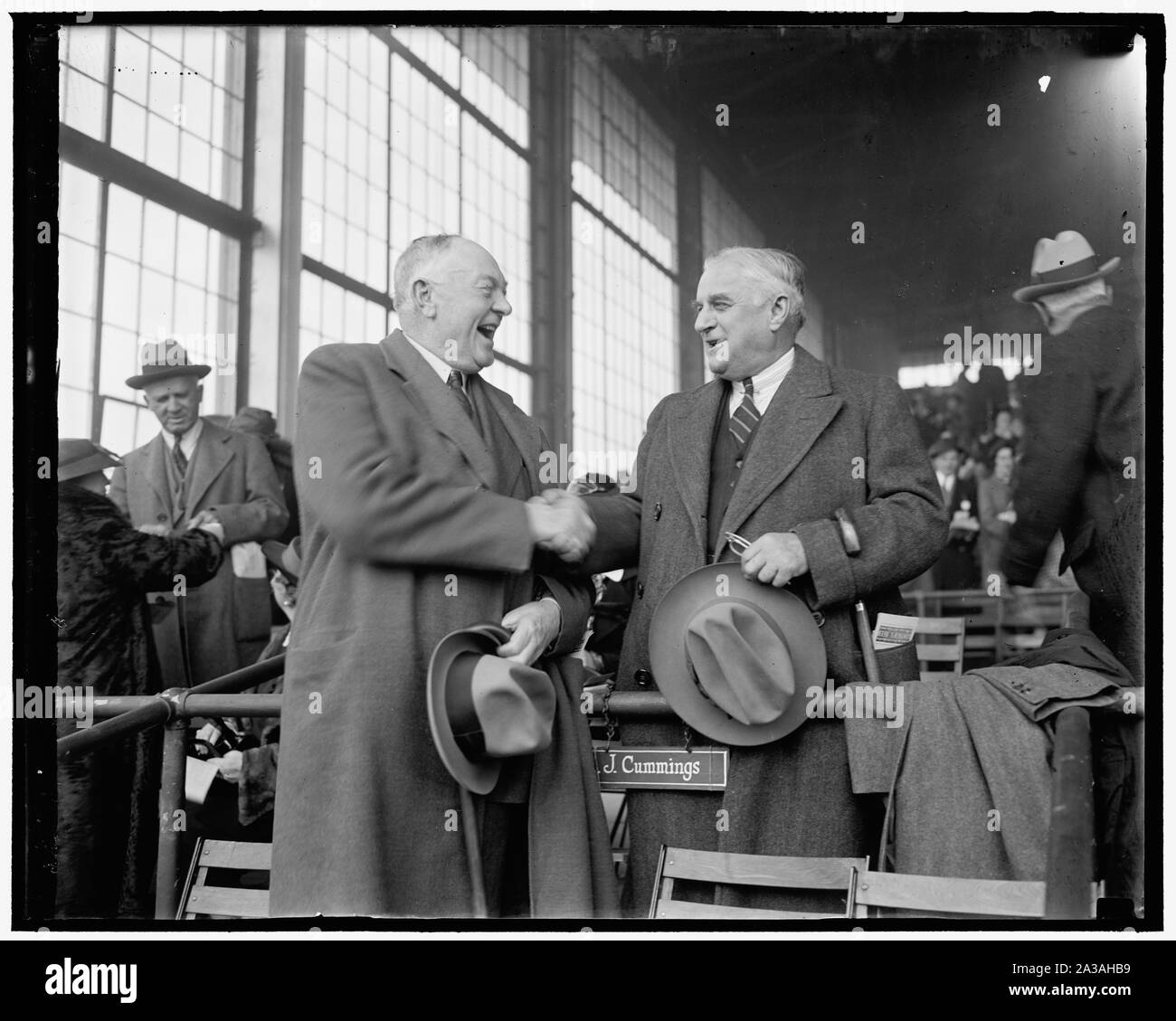 Senator Joseph F. Guffey, der Penna., rechts mit CY Cummings, Mitglied der Curtis Walker demokratischen Club, und gut in Maryland's Racing Kreisen bekannt, Snap, wie Sie empfangen am Bowie treffen Stockfoto