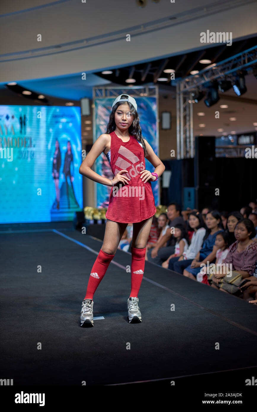 Modell Kind. Junge Mädchen Modellierung auf dem Laufsteg Laufsteg die Teilnahme an der Kinder Modellierung Wettbewerb bei Pattaya Thailand 2019 Stockfoto