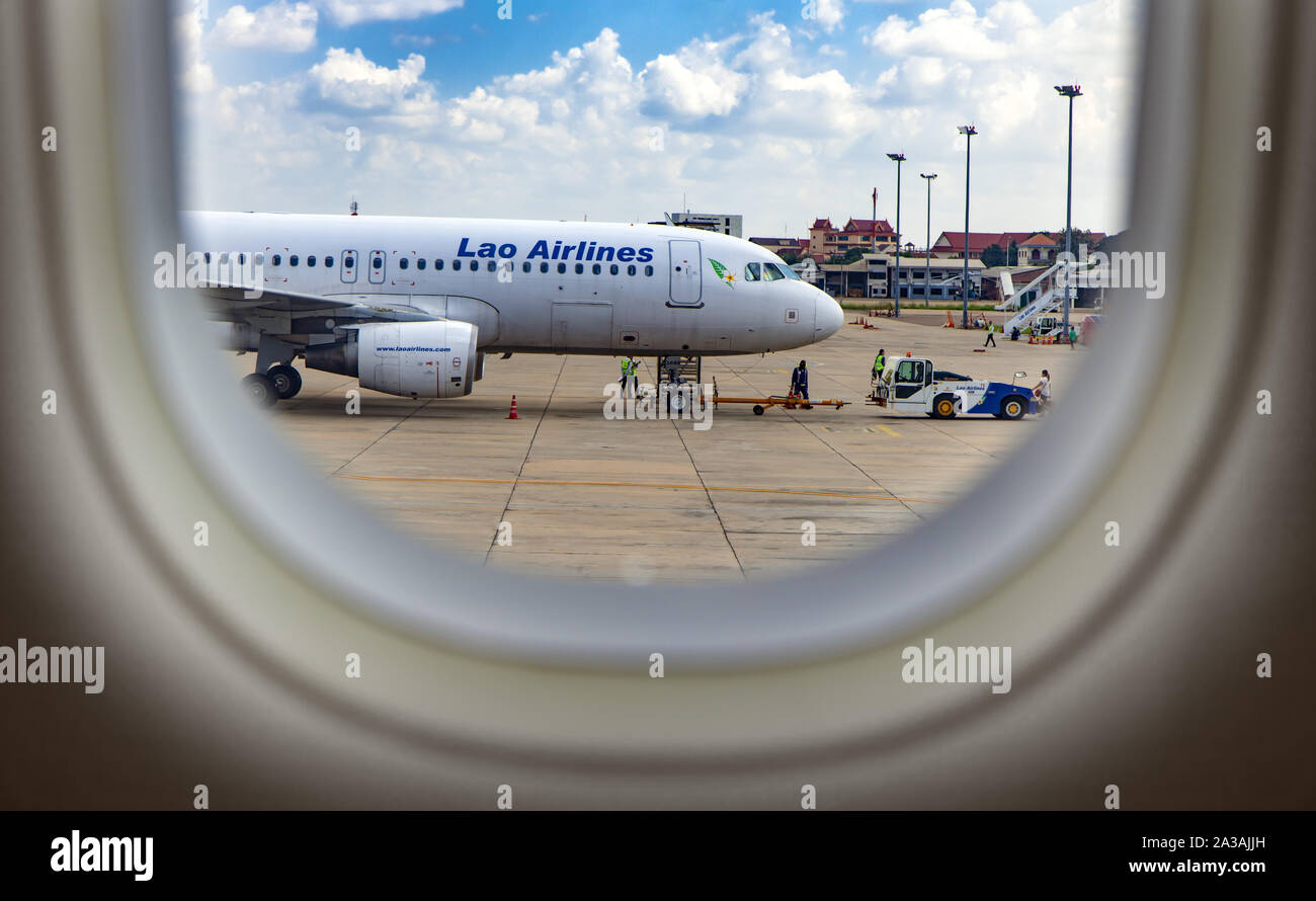 VIENTIANE, Laos, 28.Oktober 2016, Blick durch die Fenster von Flugzeugen am Flugzeug von Lao Airlines auf dem internationalen Flughafen Wattay, Vientiane, Laos stehend Stockfoto