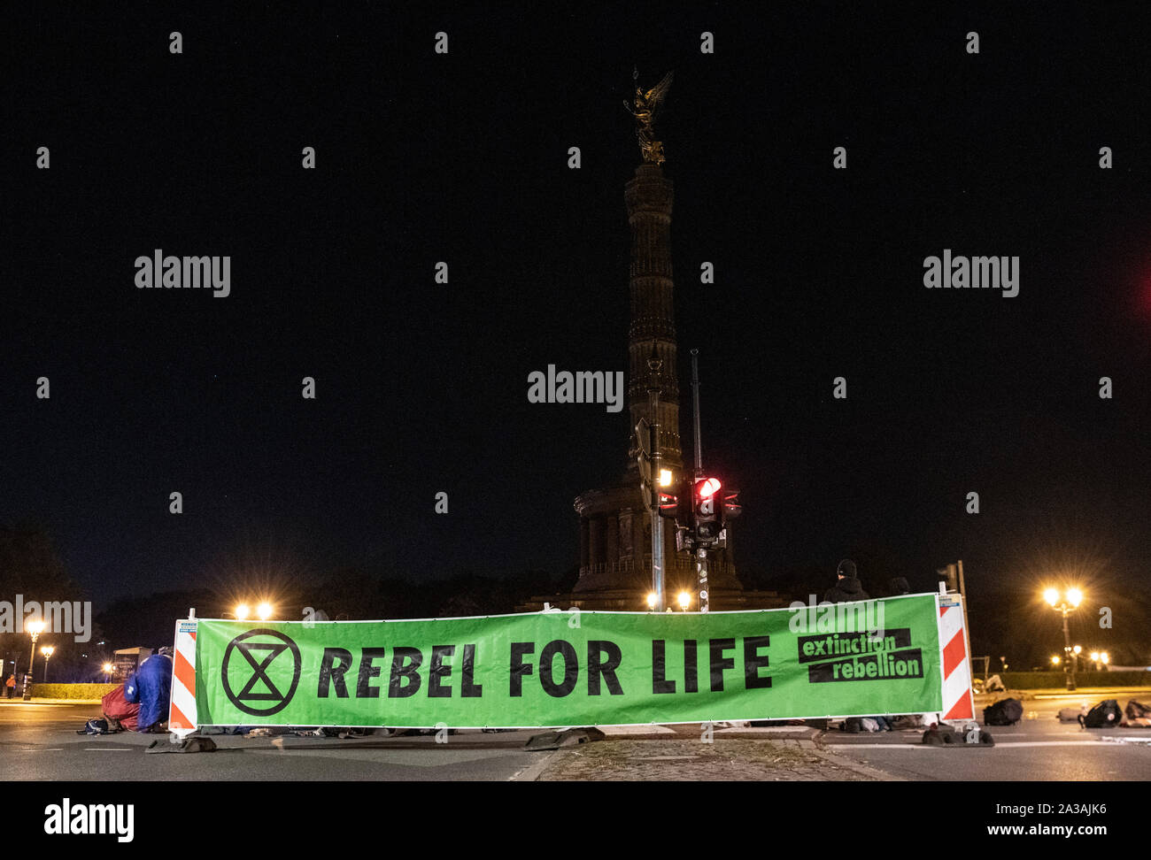 Berlin, Deutschland. 07 Okt, 2019. Aktivisten der Umweltbewegung Aussterben Rebellion blockieren den Zugriff auf den Großen Stern an der Siegessäule. Die Aktivisten wollen Aufmerksamkeit mit friedlichen, gewaltfreien Ungehorsams gegen den drohenden Klimakollaps und die massiven Aussterben von Arten zu zeichnen. Credit: Paul Zinken/dpa/Alamy leben Nachrichten Stockfoto