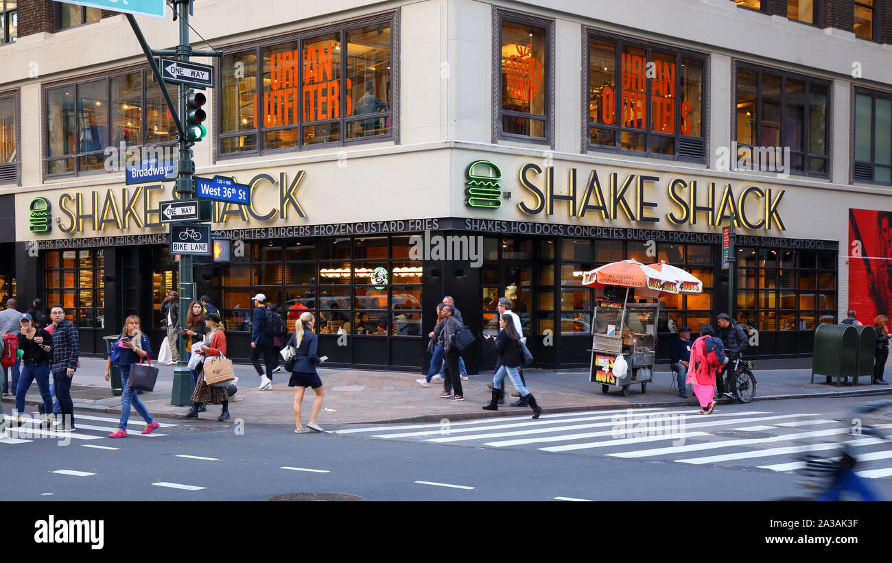 Shake Shack, 1333 Broadway, New York, NY. aussen Storefront eines schnellen Zwangloses Restaurant im Zentrum von Manhattan. Stockfoto