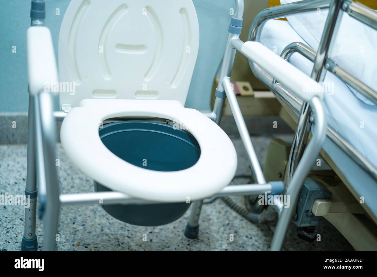 Kommode Stuhl oder mobile Toilette können Sie im Schlafzimmer oder überall  für ältere Alte behinderte Menschen oder Patienten: Gesunde starke  medizinisches Konzept Stockfotografie - Alamy