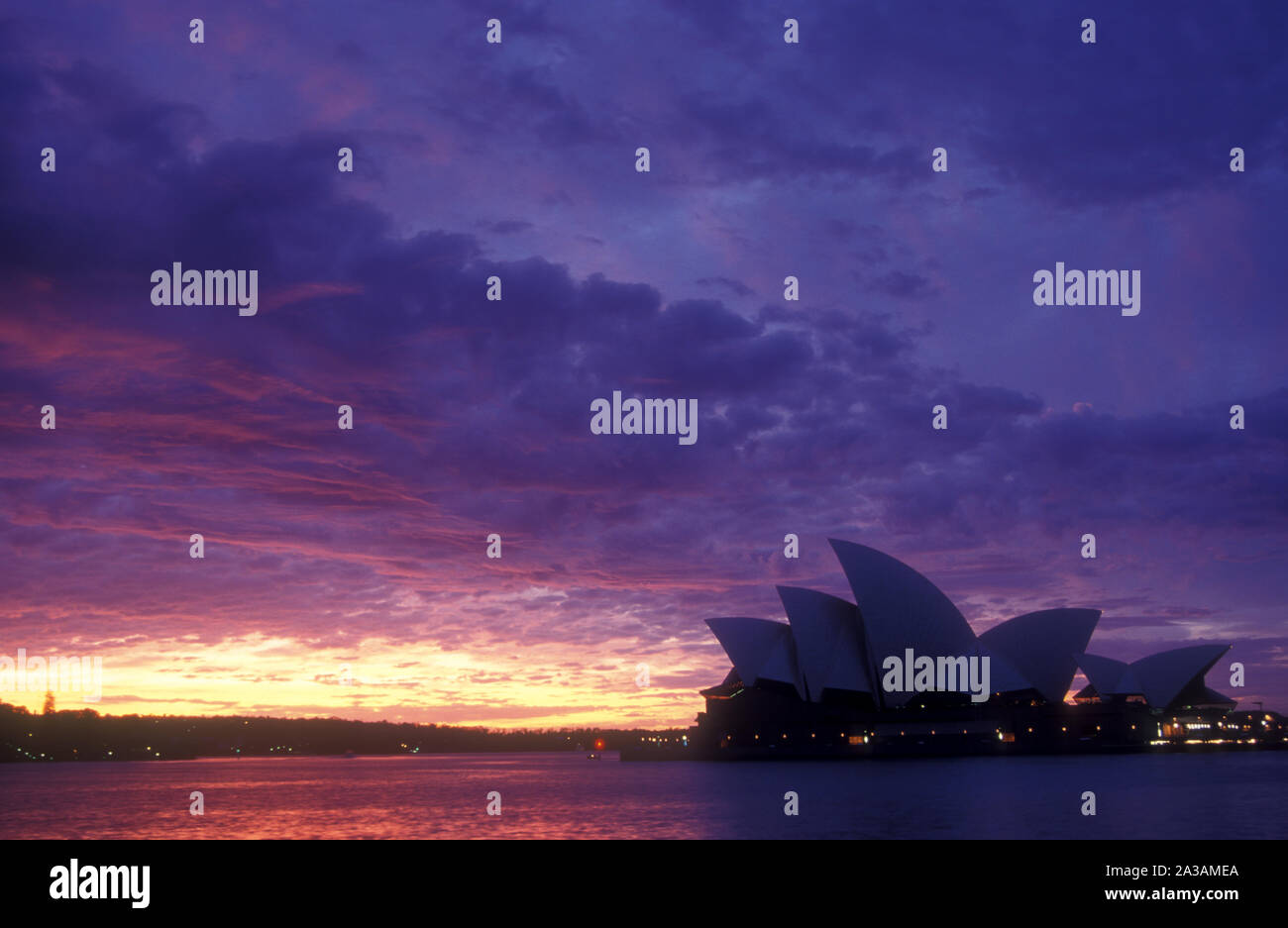 Das Sydney Opera House und die Harbour bei Sonnenuntergang, NSW, Australien. Stockfoto