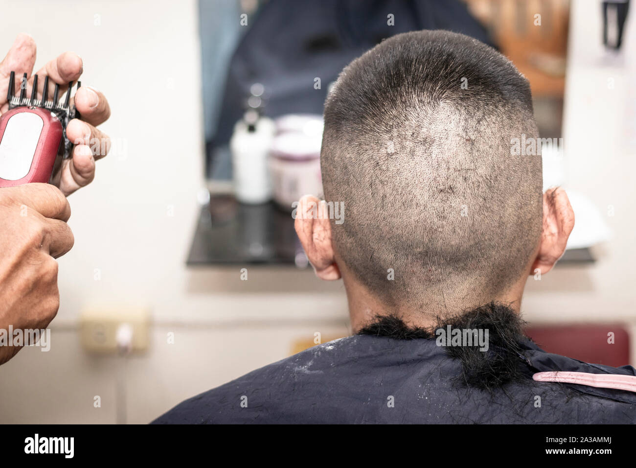 Die Crew Schneiden Frisur. Kurz und einfach Haare für Männer. Friseur, Frisur des Menschen im barbershop. Stockfoto