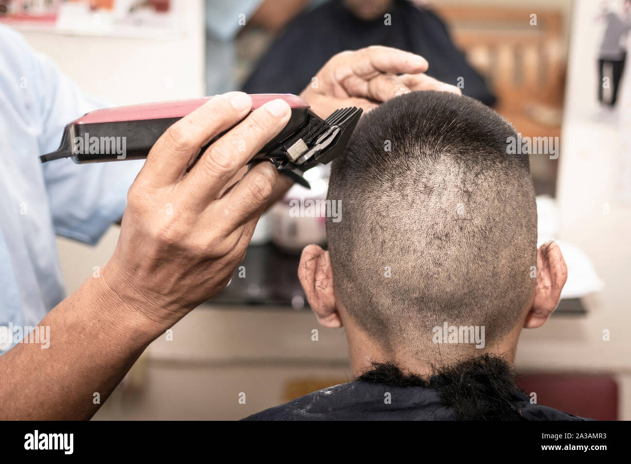 Die Crew Schneiden Frisur. Kurz und einfach Haare für Männer. Friseur, Frisur des Menschen im barbershop. Stockfoto