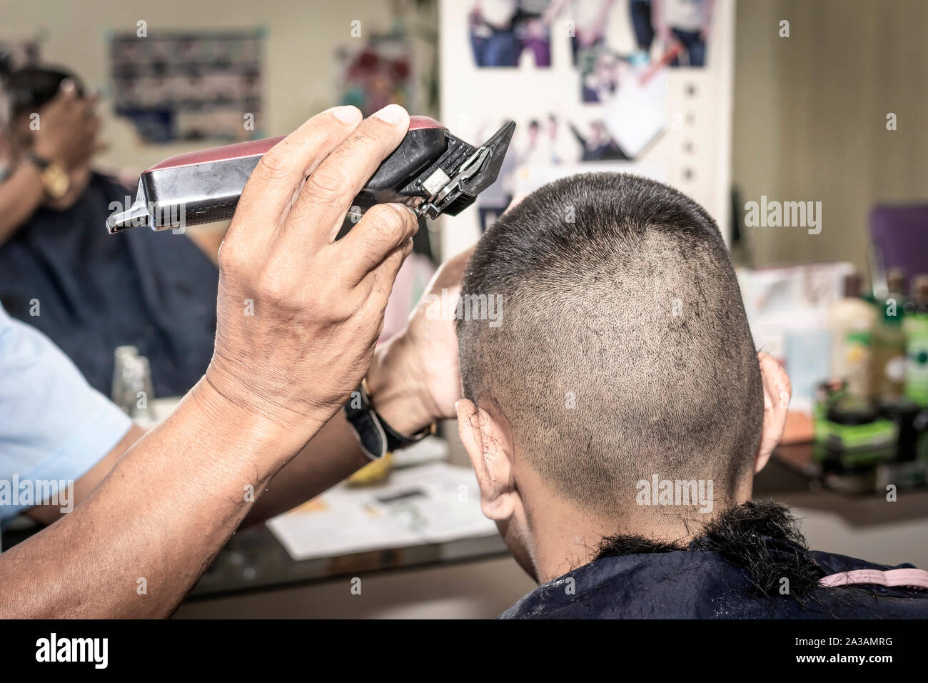 Die Crew Schneiden Frisur. Kurz und einfach Haare für Männer. Friseur, Frisur des Menschen im barbershop. Stockfoto