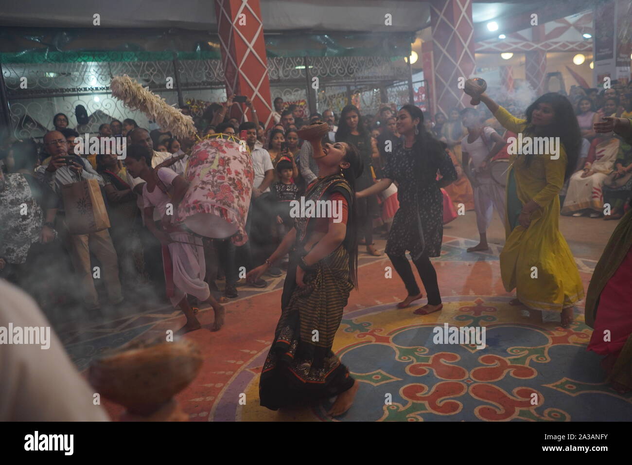 Dhunachi Tanz ist ein traditionelles Bengali Tanz während der Durga Puja durchgeführt. Stockfoto
