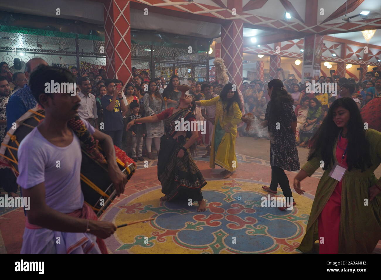 Dhunachi Tanz ist ein traditionelles Bengali Tanz während der Durga Puja durchgeführt. Stockfoto
