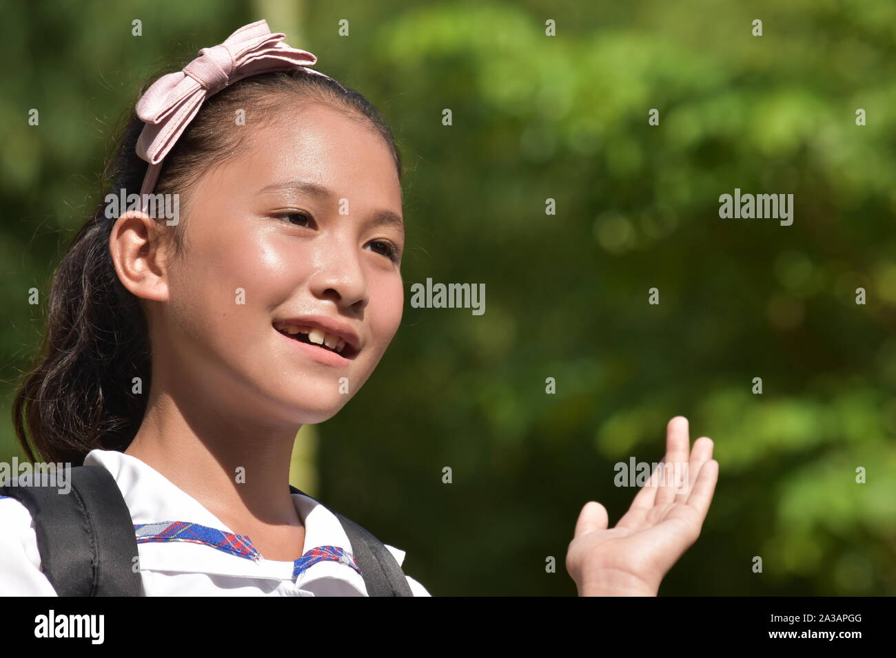 Ein schönes Mädchen Schüler mit Notebooks Stockfoto