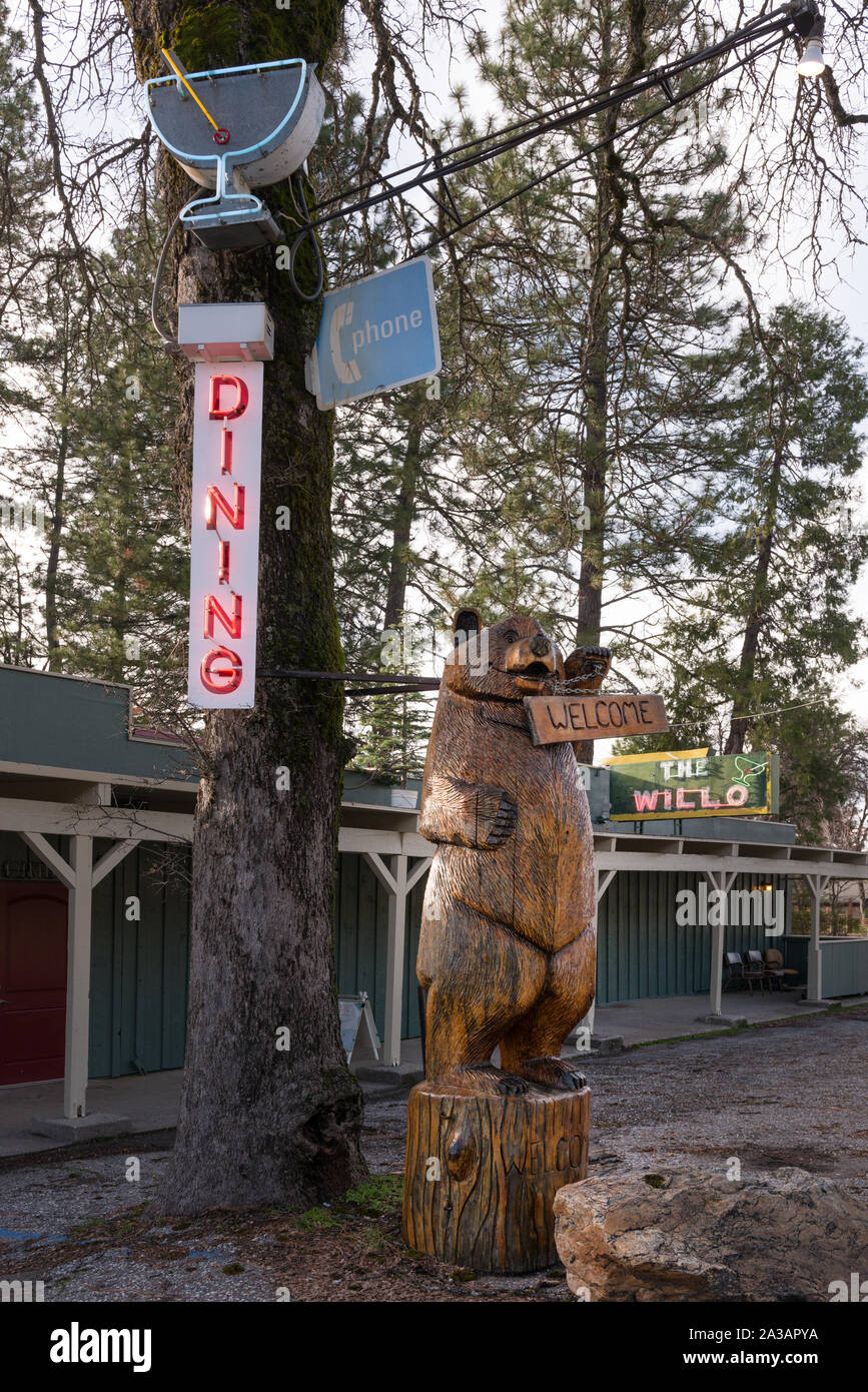 Mehrere Formen der Zeichen und Statuen Kunden die Willo Steakhouse und Limousine, ein authentisches Kalifornien roadhouse auf historischen Hwy 49 zwischen Stadt und die Sierra Nevada Buttes Land entlang der South Fork der Yuba River entfernt laden Stockfoto
