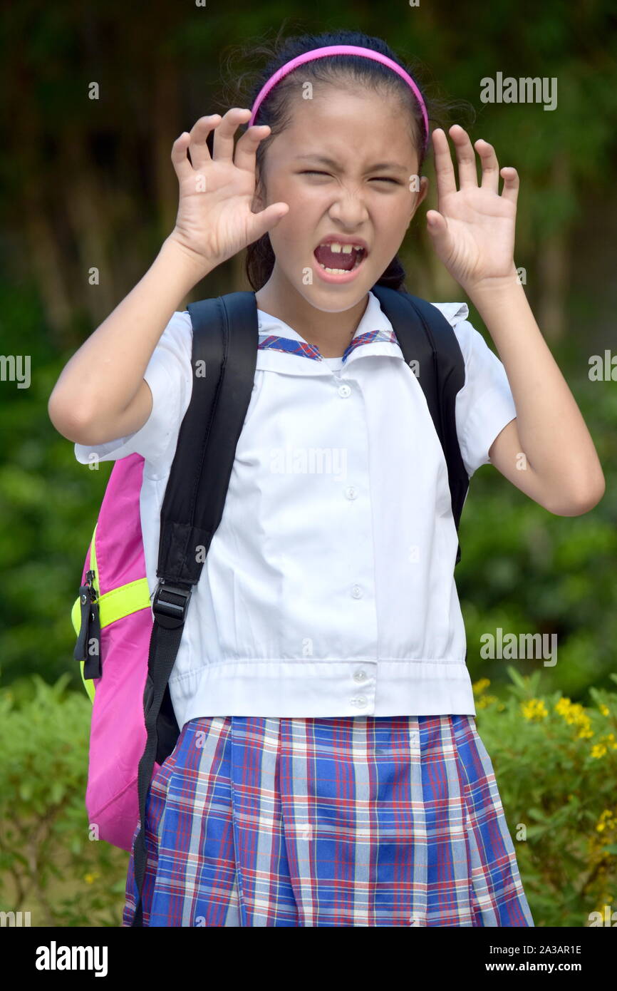 Eine einschüchternde Schule Mädchen tragen Einheitliche Stockfoto