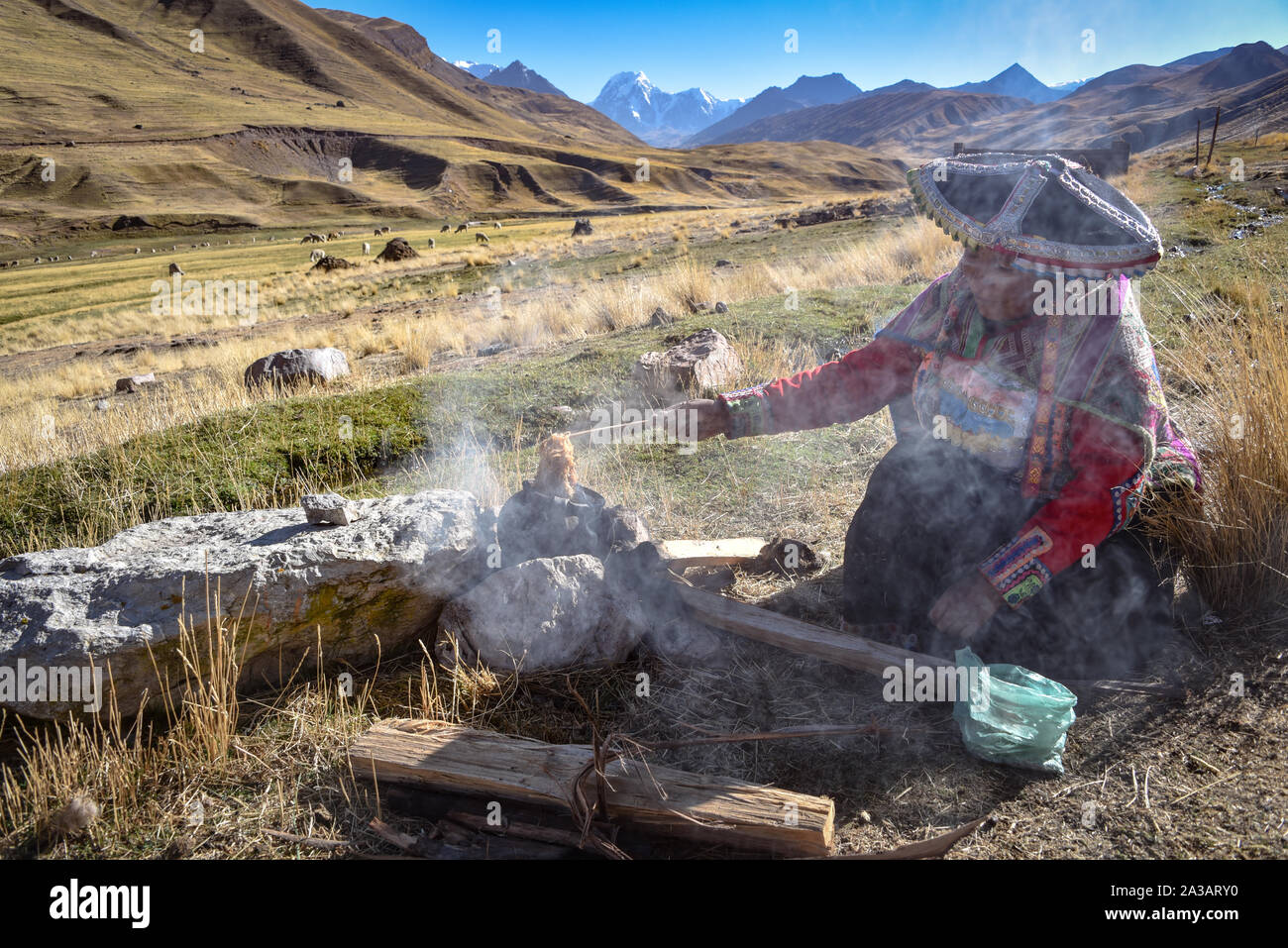 Eine Quechua Dame verwendet natürliche färben Techniken Alpaka Wolle für Textilwaren an Farbe. Chillca, Cusco, Peru Stockfoto