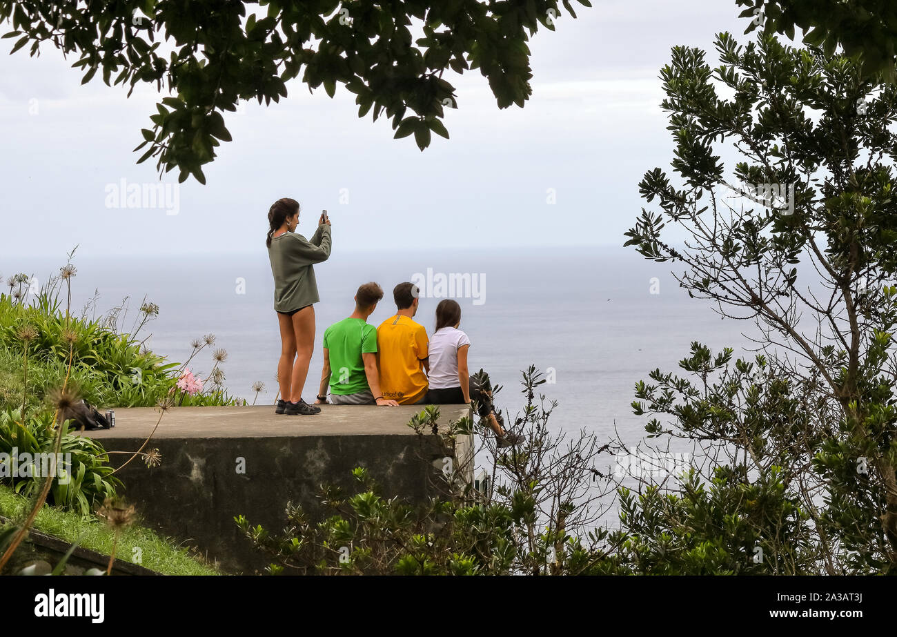 San Miguel, Portugal - 15. September 2019: Touristen unter Foto von Meer Landschaften am Ufer des São Miguel, Azoren Stockfoto