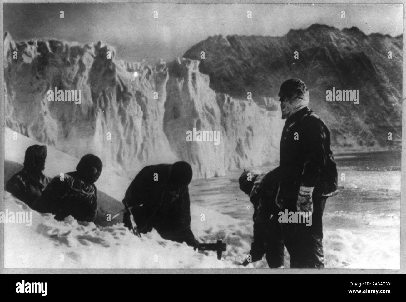 Shackletons Expedition in die Antarktis Eis Loch auf Elephant Island, wo  die verlorenen Partei zunächst versucht zu leben Stockfotografie - Alamy