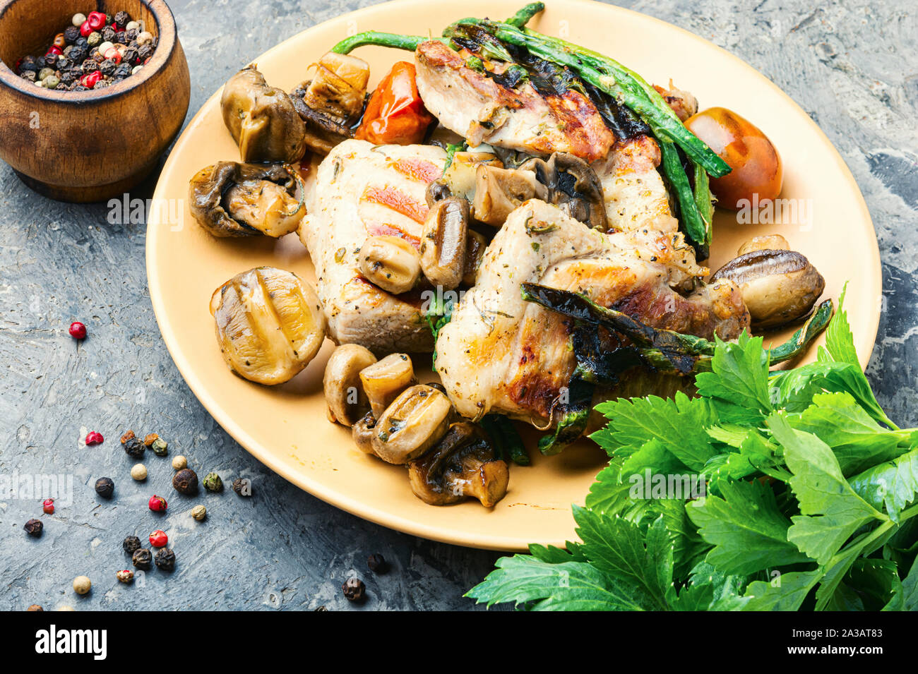 Saftiges Steak vom Grill mit Pilzen auf Platte. Fleisch essen Stockfoto