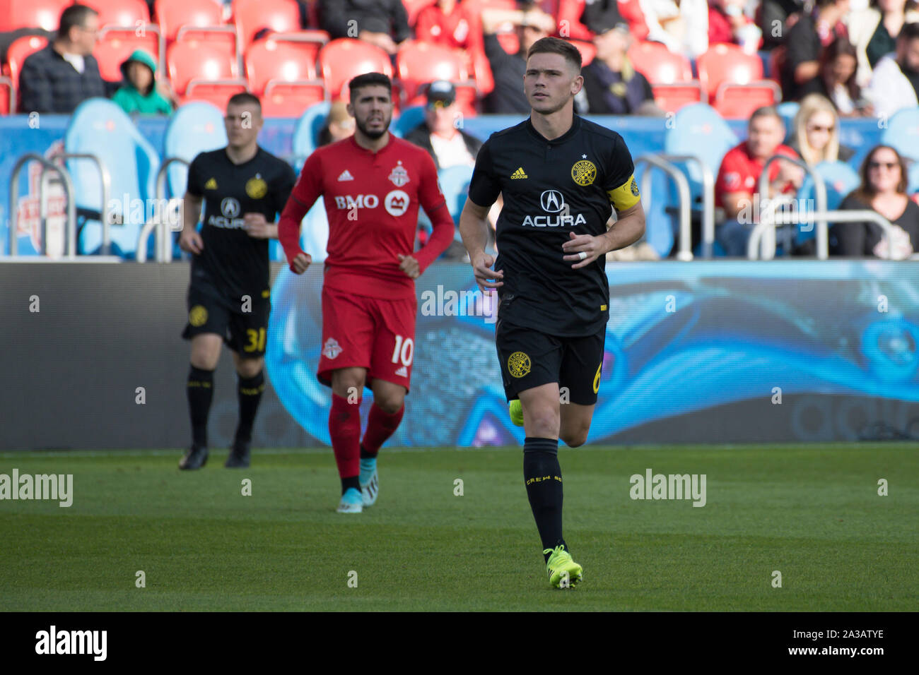 Toronto, Kanada. 06 Okt, 2019. Wil Trapp (R) in Aktion während der MLS (Major League Soccer) Spiel zwischen Toronto FC und Columbus Crew SC. Final Score: Toronto FC 1 - 0 Columbus Crew SC. Credit: SOPA Images Limited/Alamy leben Nachrichten Stockfoto