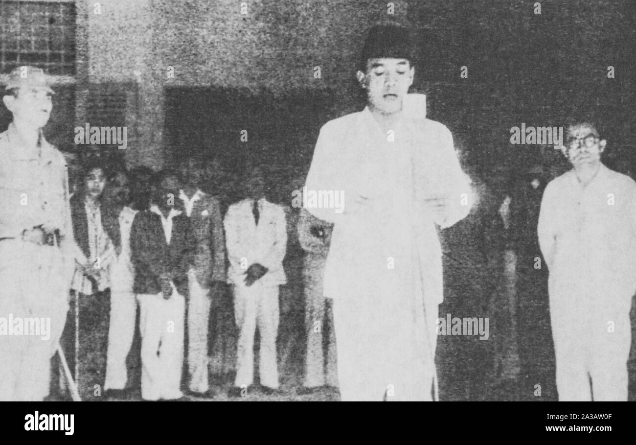 Sukarno (1901-1970) erklärt die Unabhängigkeit von Indonesien, 17. August 1945. Er wurde der erste Präsident Indonesiens. Mohammad Hatta auf der rechten Seite. Stockfoto