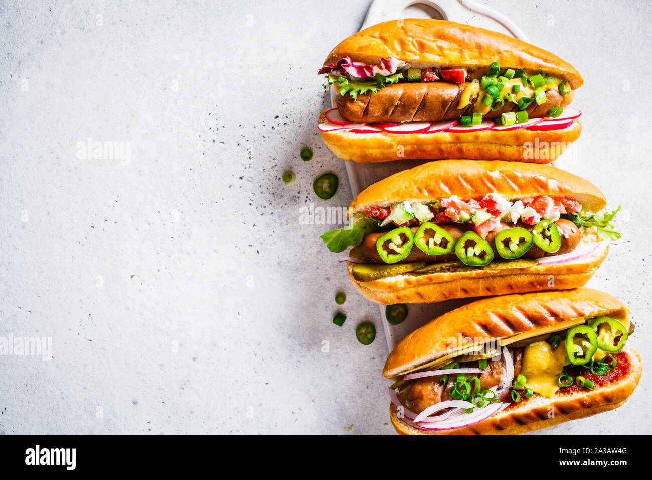 Hot dogs mit verschiedenen Toppings auf einem weißen Hintergrund, kopieren. Fast food Konzept. Stockfoto
