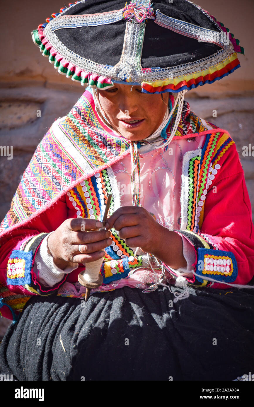 Quechua Damen weben traditionelle texiles mit natürlich gefärbte Alpaka Wolle. Chillca, Cusco, Peru Stockfoto