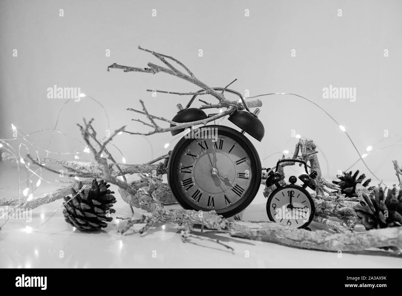 Frohes Neues Jahr 2019. Winter Feier mit Wecker. Abstrakte Weihnachten Komposition. Stockfoto