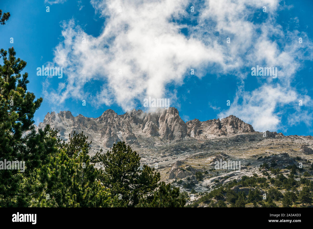 Die hohen Gipfel des Berges Olymp in Griechenland als von Zuflucht im Sommer gesehen. Stockfoto