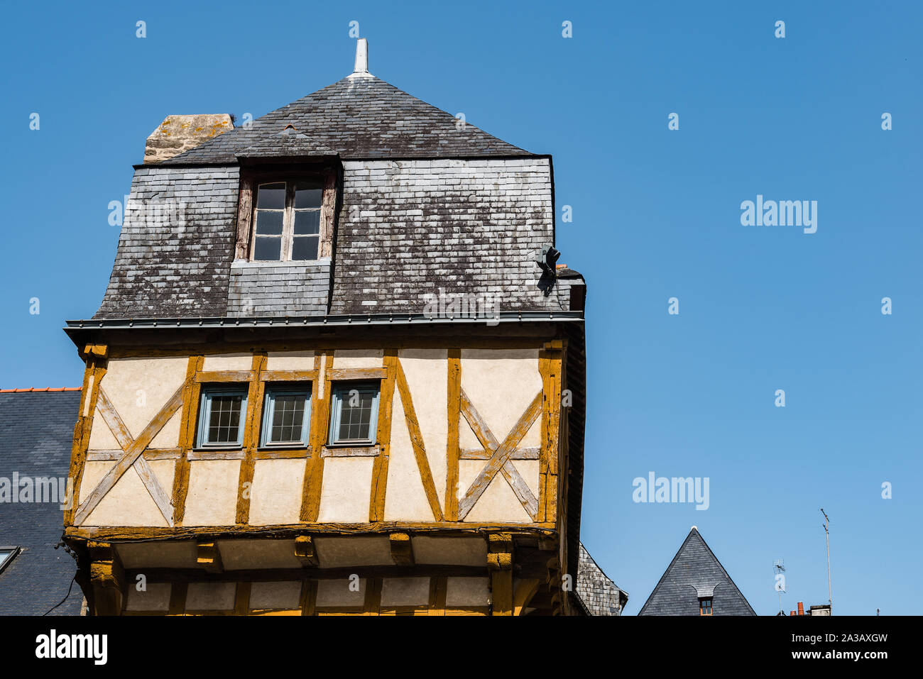 Low Angle View von bunten Fachwerkhäuser mittelalterlichen Haus im historischen Zentrum von Vannes, Bretagne, Frankreich Stockfoto