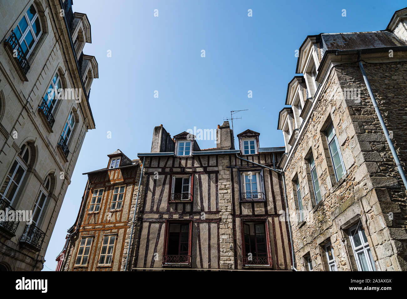 Low Angle View von bunten Fachwerkhäuser mittelalterlichen Haus im historischen Zentrum von Vannes, Bretagne, Frankreich Stockfoto