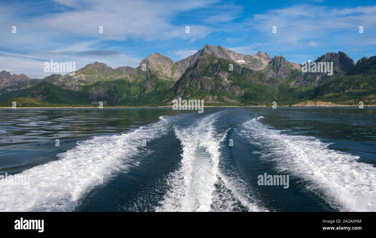 Hintergrund Wasser Oberfläche hinter sich schnell bewegende Motorboot. Urlaub Konzept Hintergrundbild Stockfoto