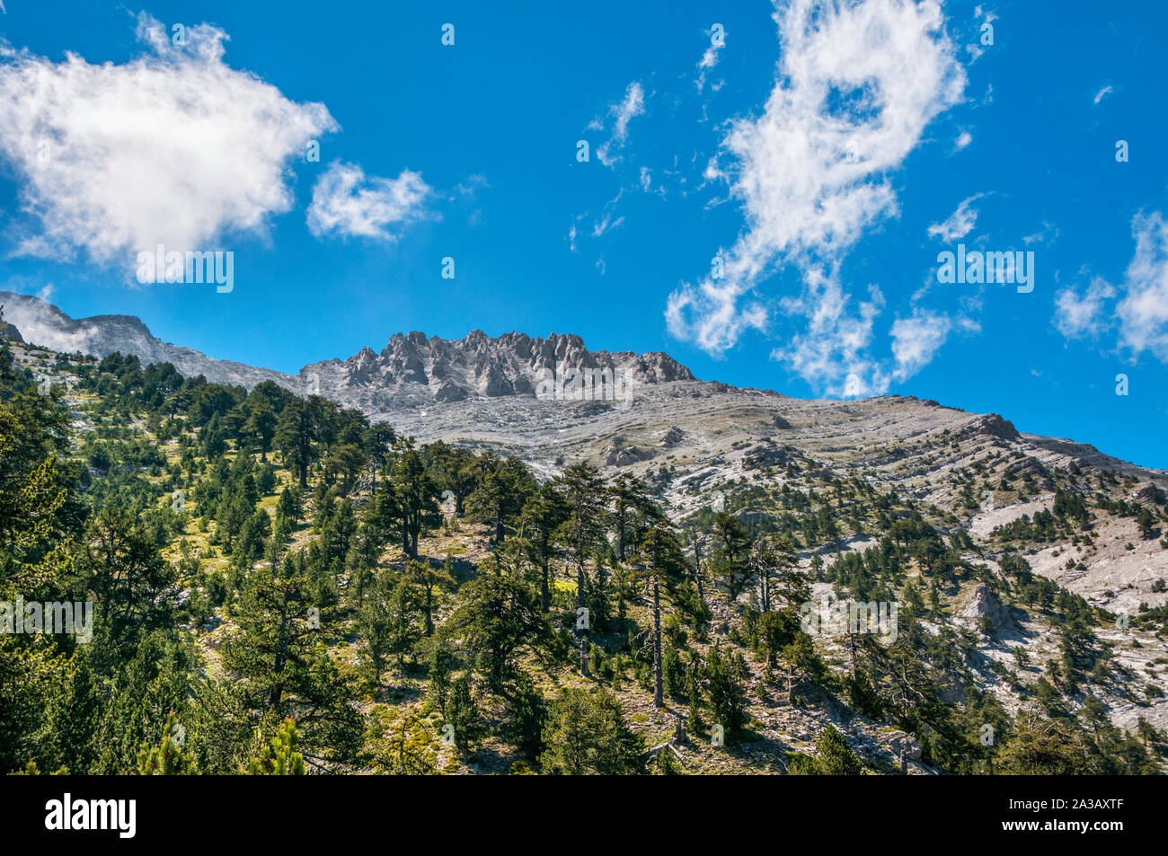 Hohe Gipfel des Berges Olymp in Griechenland als von der Berghütte gesehen. Stockfoto