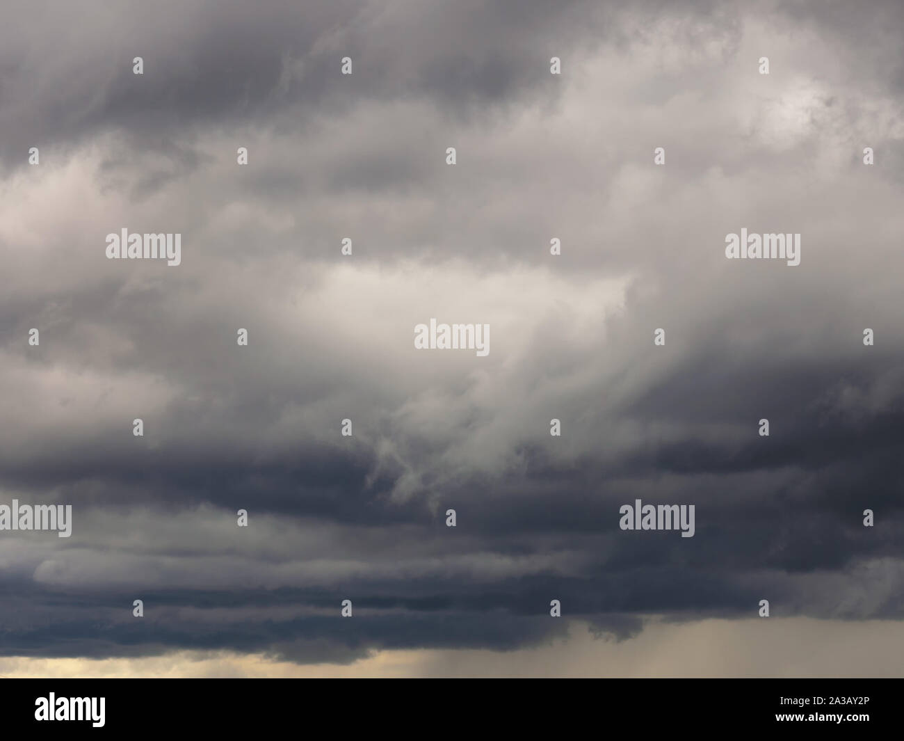 Graue Regenwolken. Wetter Konzept Stockfoto