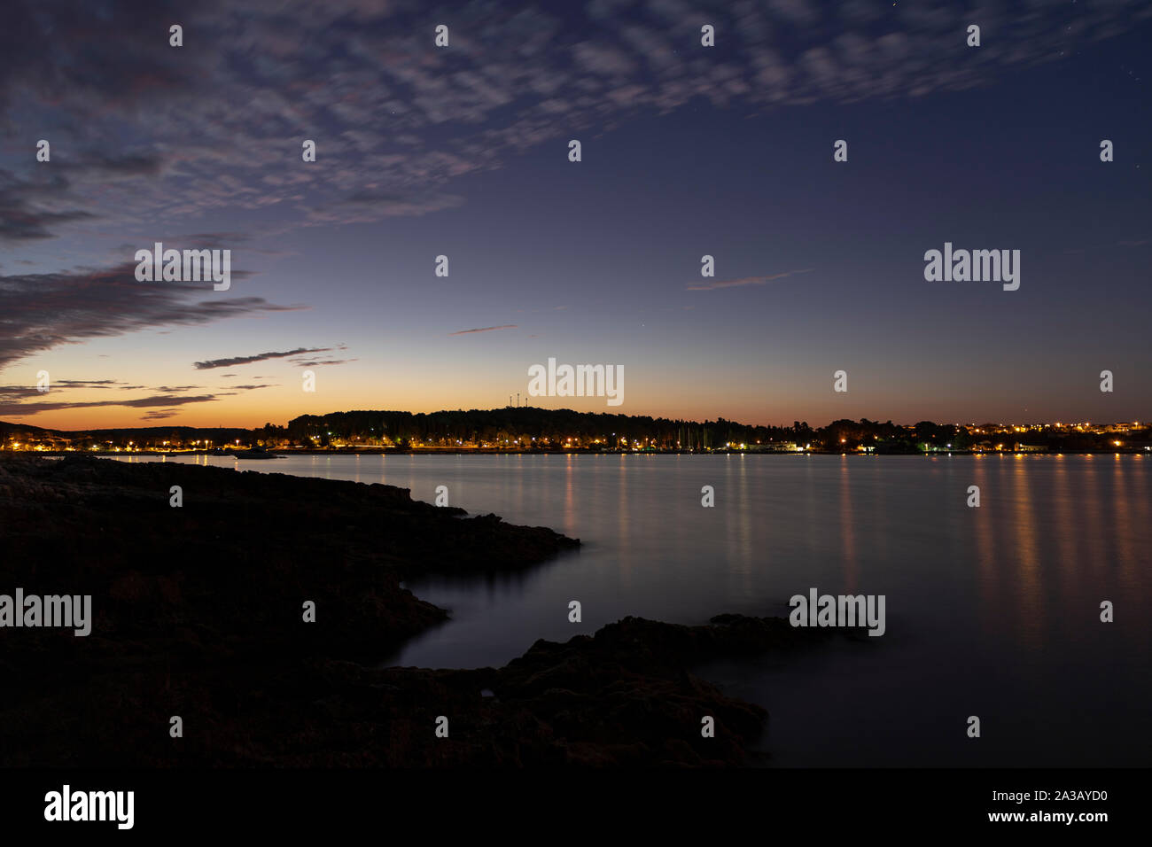 Schönen Sonnenaufgang über Stadt Ufer in Rovigno in Kroatien Stockfoto