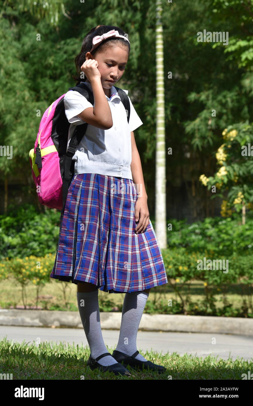 Deprimiert weiblichen Schüler tragen Schuluniform mit Notebooks Stockfoto