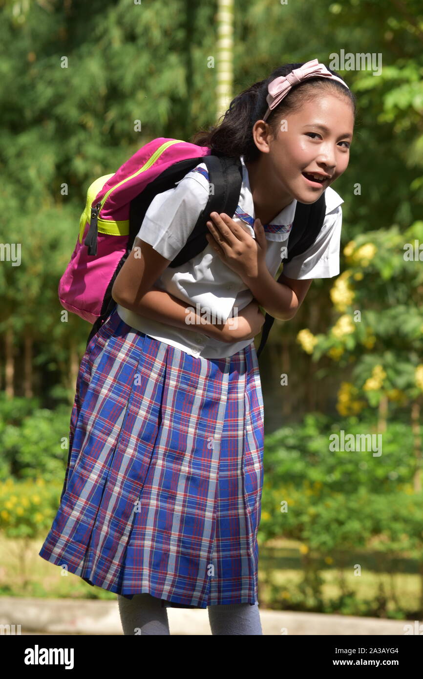 Cute Diverse Studentin und Gelächter mit Notebooks Stockfoto