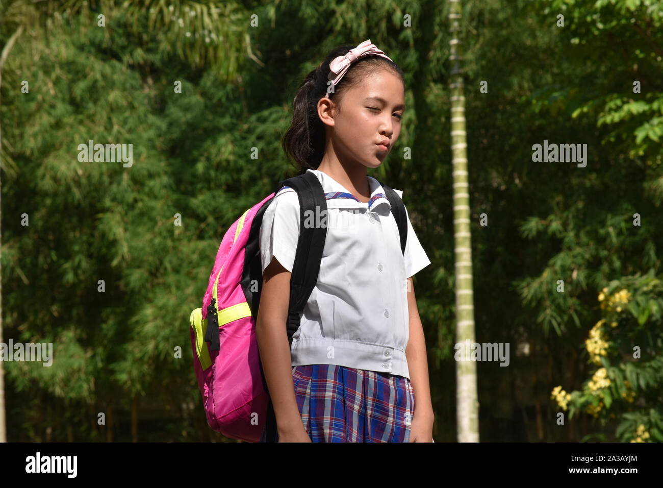 Hübsche verschiedene Studentin Winking mit Bücher Stockfoto