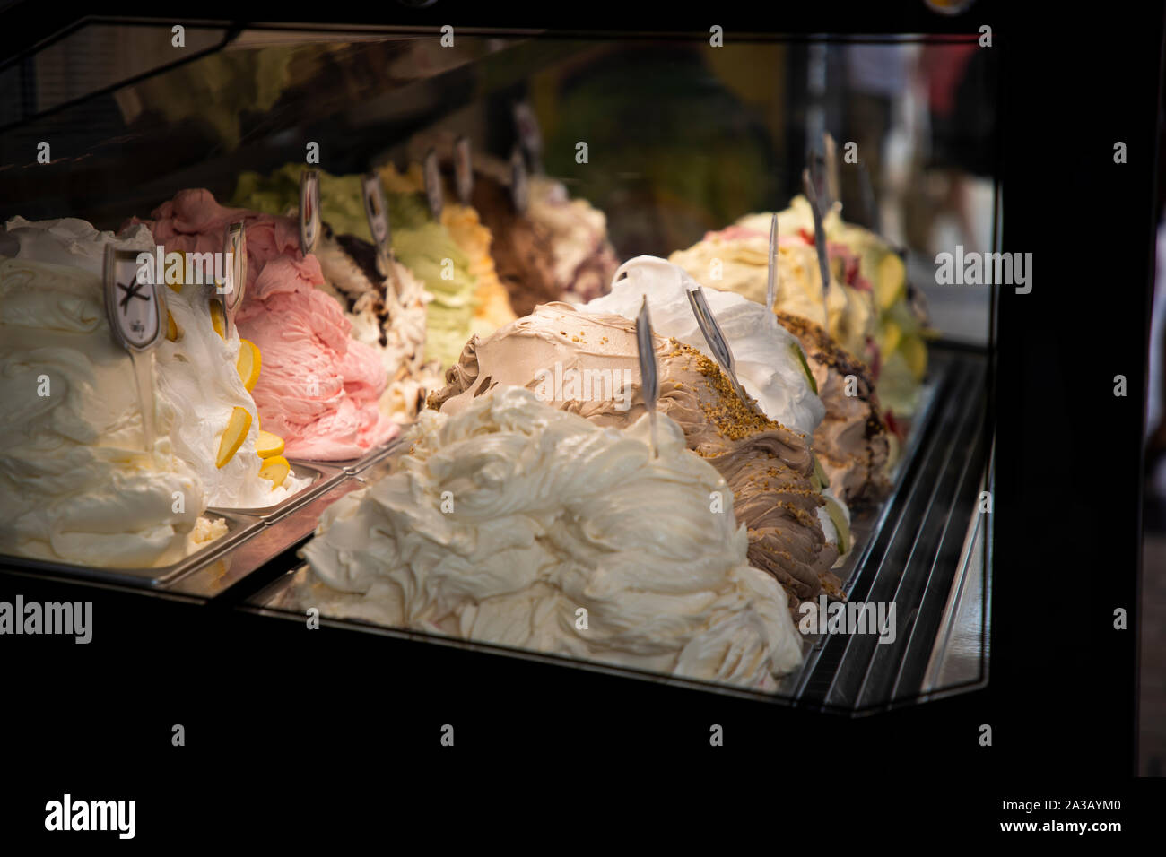 Eis berg von verschiedenen Aromen im Kühlschrank Stockfoto