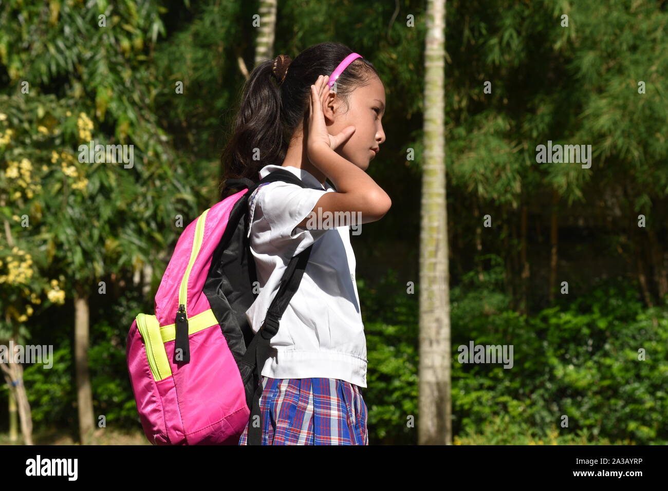 Junge Diverse Schüler Teenager hören Mit Bücher Stockfoto