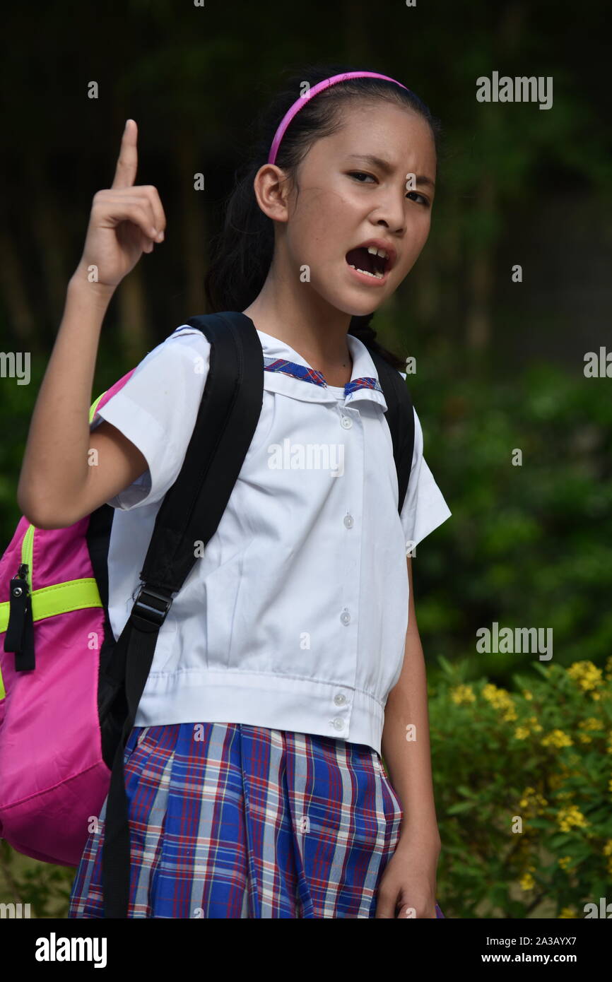 Asiatische Studentin und Zorn Uniform tragen mit Notebooks Stockfoto